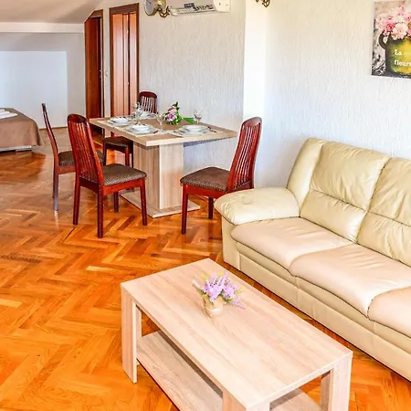 Daire 1 Bedroom Awesome Apartment In Malinska
