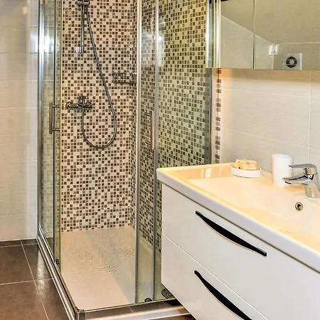1 Bedroom Awesome Apartment In Malinska Apartman